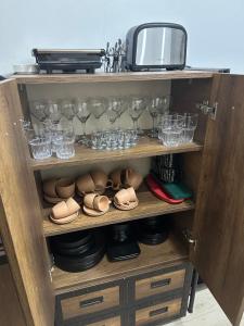 un armario con copas y copas de vino en Apartment Gudiashvili square, en Tiflis
