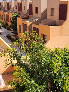 eine Aussicht auf einen Apartmentkomplex mit Gebäuden in der Unterkunft Bahia Sol Deluxe in Caleta de Fuste + 33 Fotos