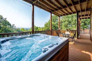 Gallery image of Leaf Seasondog Friendly Cabinviewshottub in Kodak