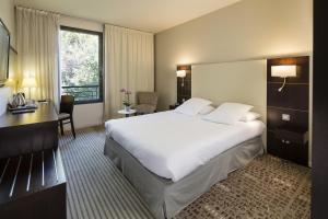 Postel nebo postele na pokoji v ubytování Mercure Aix-en-Provence La Duranne Gare TGV