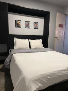 Postel nebo postele na pokoji v ubytování Suites Santa Noche & Spa