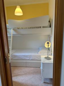 una habitación con dos literas y una mesa en Carolina, en Trecase