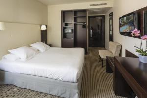 Postel nebo postele na pokoji v ubytování Mercure Aix-en-Provence La Duranne Gare TGV