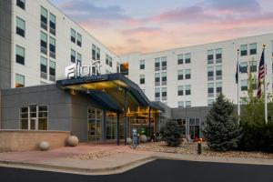 Un edificio con un cartel en el frente. en Aloft Broomfield Denver, en Broomfield