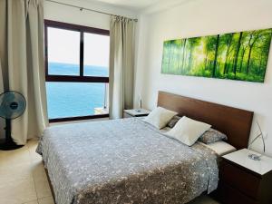 Posteľ alebo postele v izbe v ubytovaní Su Eminencia - Sea View Apartment with Modern Comforts