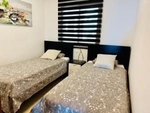 Posteľ alebo postele v izbe v ubytovaní Su Eminencia - Sea View Apartment with Modern Comforts