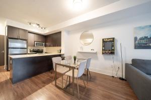 Una cocina y una sala de estar con una mesa y un sofá. en Spectacular Suite in the Heart of Toronto, en Toronto