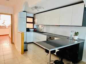 Kuchyňa alebo kuchynka v ubytovaní Su Eminencia - Sea View Apartment with Modern Comforts