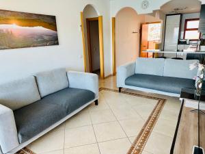 Posedenie v ubytovaní Su Eminencia - Sea View Apartment with Modern Comforts