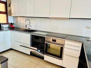 Kuchyňa alebo kuchynka v ubytovaní Su Eminencia - Sea View Apartment with Modern Comforts