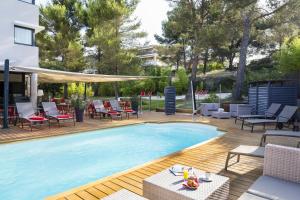 Bazén v ubytování Mercure Aix-en-Provence La Duranne Gare TGV nebo v jeho okolí