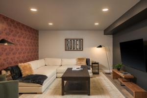 Χώρος καθιστικού στο NEW Modern, Luxury Home with Hot Tub, Gym, Sauna, and 12 Minutes to Denver