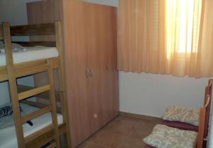 Palanda nebo palandy na pokoji v ubytování Apartments Niko