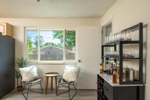 Η κουζίνα ή μικρή κουζίνα στο NEW Modern, Luxury Home with Hot Tub, Gym, Sauna, and 12 Minutes to Denver