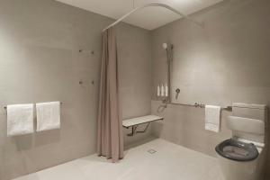 Courtyard by Marriott Perth Murdoch的一间浴室