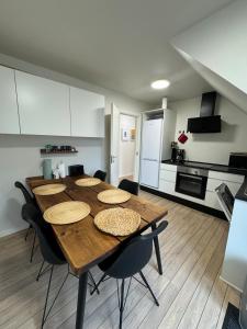 Η κουζίνα ή μικρή κουζίνα στο The Butterfly - House in Odense for 7 Persons with Luxury Rooftop Deck & Free Parking