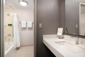 Ванна кімната в Courtyard by Marriott Boulder