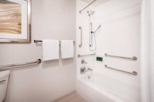 Ванна кімната в Courtyard by Marriott Boulder