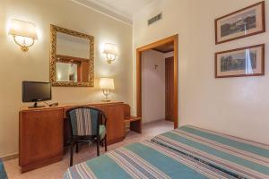 Postel nebo postele na pokoji v ubytování Raeli Hotel Luce