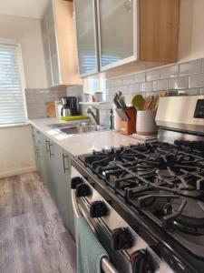 Una cocina con un horno de estufa en una cocina en Urban Beach Getaway 2, en San Diego