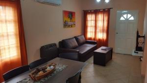 a living room with a couch and a table at Chalet Unelen in Colón