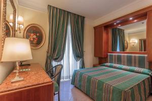 Postel nebo postele na pokoji v ubytování Raeli Hotel Luce