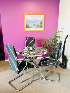 クライストチャーチにあるCity Fringe Private Room - Your Urban Escape!の紫の壁の部屋(テーブル、椅子付)