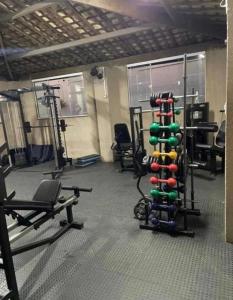 une salle de sport avec un bouquet d'équipements dans l'établissement Loft House kalleb, à Aracaju