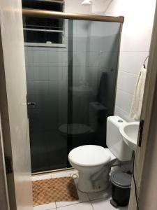 une salle de bain avec toilettes et douche en verre dans l'établissement Loft House kalleb, à Aracaju 36 autres photos