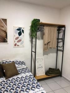 - une chambre avec des lits superposés et une étagère dans l'établissement Loft House kalleb, à Aracaju