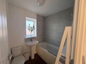 Ένα μπάνιο στο Modern & Spacious 3-Bedroom Home in Dartford, Ideal for Families, Groups and Contractors