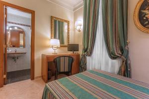 Postel nebo postele na pokoji v ubytování Raeli Hotel Luce