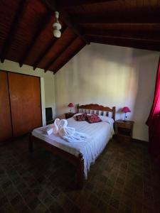 una camera da letto con un letto con due asciugamani sopra di Cabañas Toay Merlo San Luis a Merlo