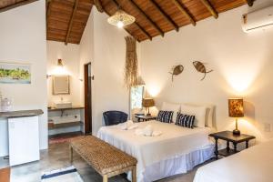 a bedroom with a bed in a room at Chalés Casulo Caraíva in Caraíva