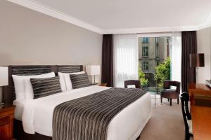 Postel nebo postele na pokoji v ubytování Hotel President Wilson, a Luxury Collection Hotel, Geneva