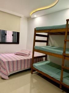 a bedroom with a bunk bed and a bunk bed at Apartamento Vista Praia do Anil in Angra dos Reis