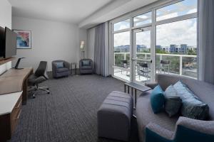 Ruang duduk di Courtyard by Marriott Delray Beach