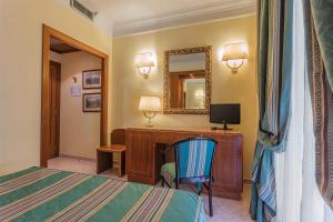 Postel nebo postele na pokoji v ubytování Raeli Hotel Luce