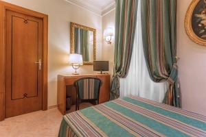 Postel nebo postele na pokoji v ubytování Raeli Hotel Luce