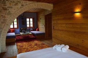a bedroom with an archway with a bed in it at Anemi in Káto Pediná