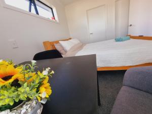 Postel nebo postele na pokoji v ubytování The Red Door Homestay