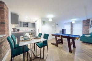 伯明翰Luxury Nostalgic City Centre Stay with Pool Table, Netflix, Sofa bed, Sleeps 6, Nostalgia Stays的用餐室配有乒乓球桌和椅子