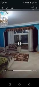 ein Bild von einem Wohnzimmer mit einem Sofa in der Unterkunft شقه مفروشه بحدائق حلوان كورنيش مباشر in Jazīrat al Badrashayn