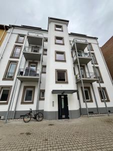 a bike parked in front of a building at 2-Zimmer Apartment - Zentral über den Dächern von Aschaffenburg - 5 min vom HBF - Gegenüber City Galerie in Aschaffenburg