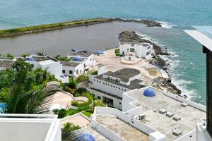 an aerial view of a building next to the ocean at Duplex de lujo in Same