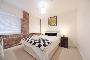 Luxury Nostalgic City Centre Stay with Pool Table, Netflix, Sofa bed, Sleeps 6, Nostalgia Stays客房内的一张或多张床位
