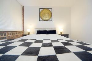 Luxury Nostalgic City Centre Stay with Pool Table, Netflix, Sofa bed, Sleeps 6, Nostalgia Stays客房内的一张或多张床位
