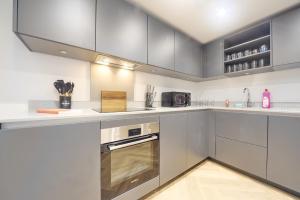 Luxury Nostalgic City Centre Stay with Pool Table, Netflix, Sofa bed, Sleeps 6, Nostalgia Stays的厨房或小厨房