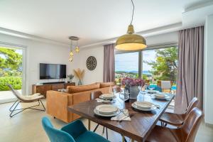 Televisyen dan/atau pusat hiburan di Family friendly house with a swimming pool Sumartin, Brac - 23765