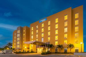 un hotel con un cartello sulla parte anteriore di City Express by Marriott Tuxpan a Tuxpan de Rodríguez Cano